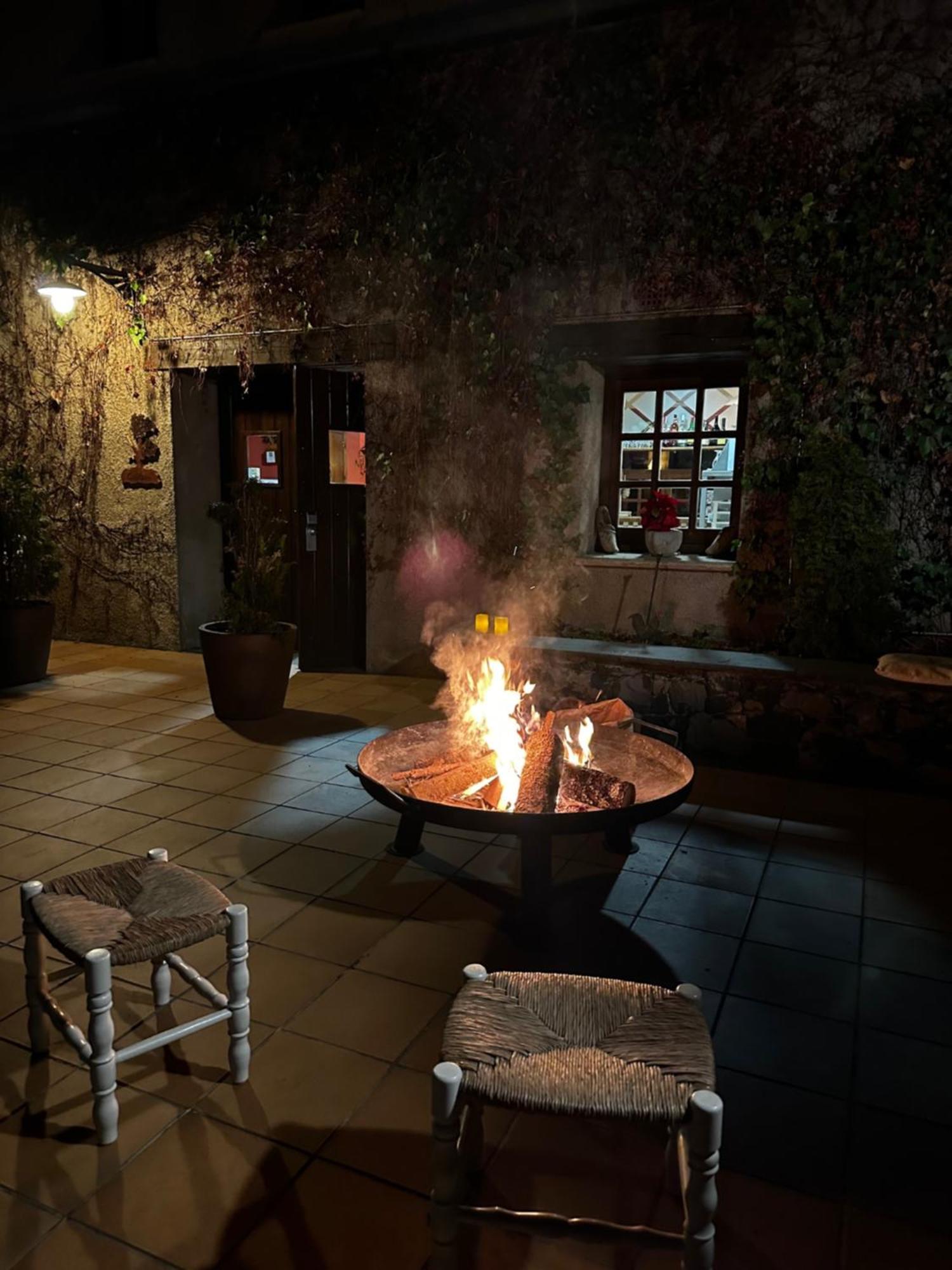 Hotel Can Blanc Olot Exterior photo