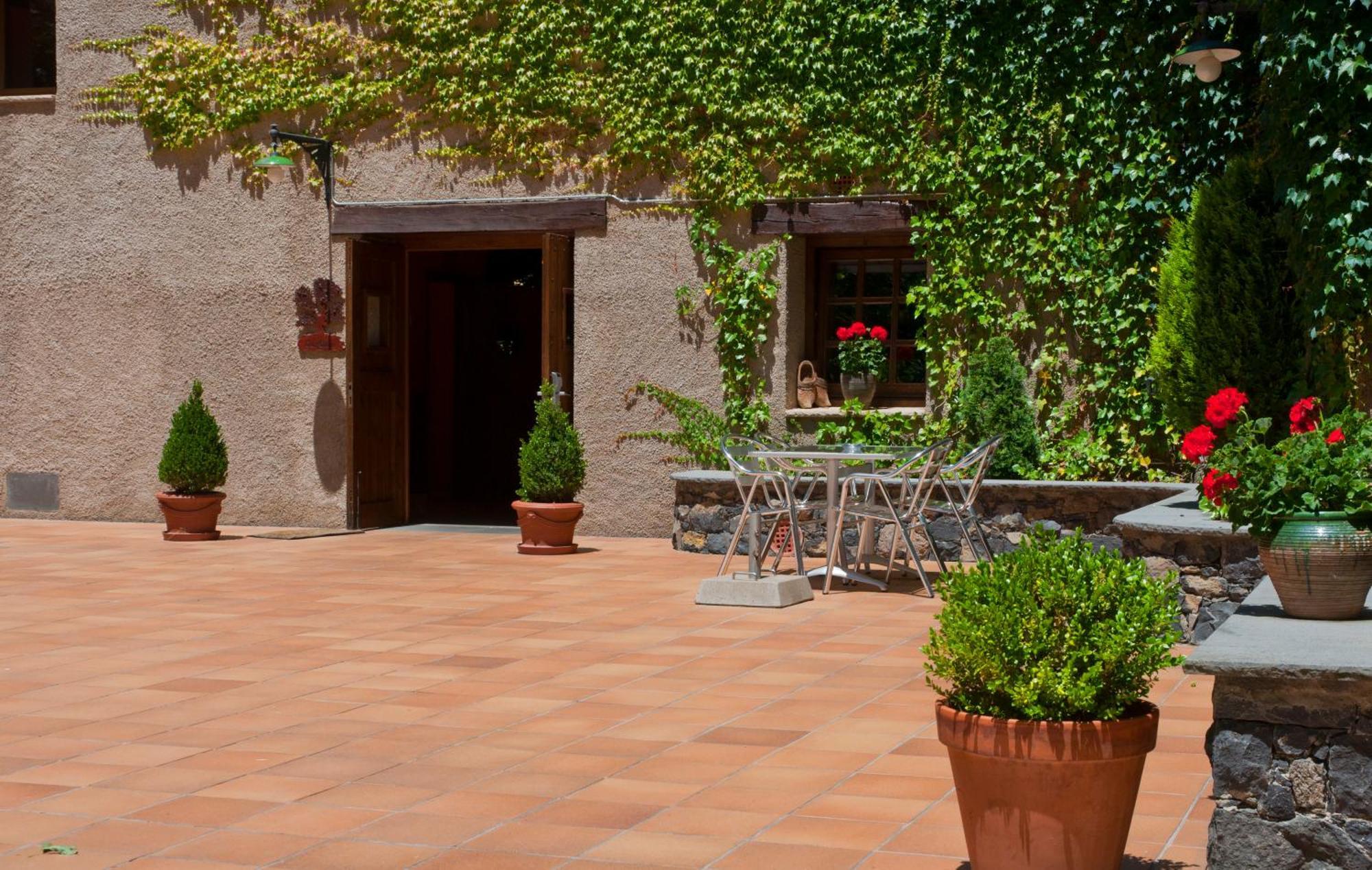 Hotel Can Blanc Olot Exterior photo