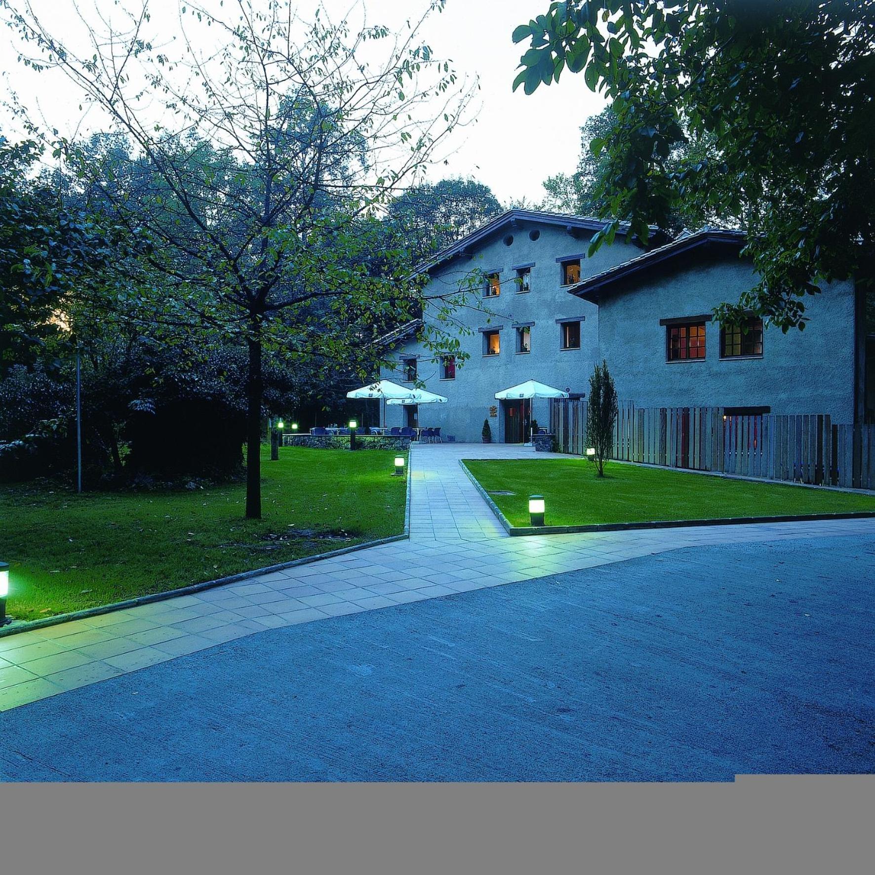 Hotel Can Blanc Olot Exterior photo