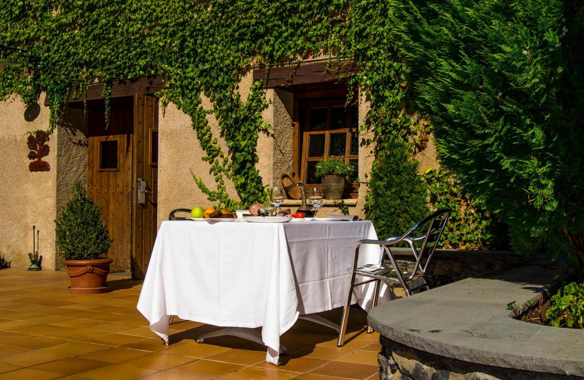 Hotel Can Blanc Olot Exterior photo